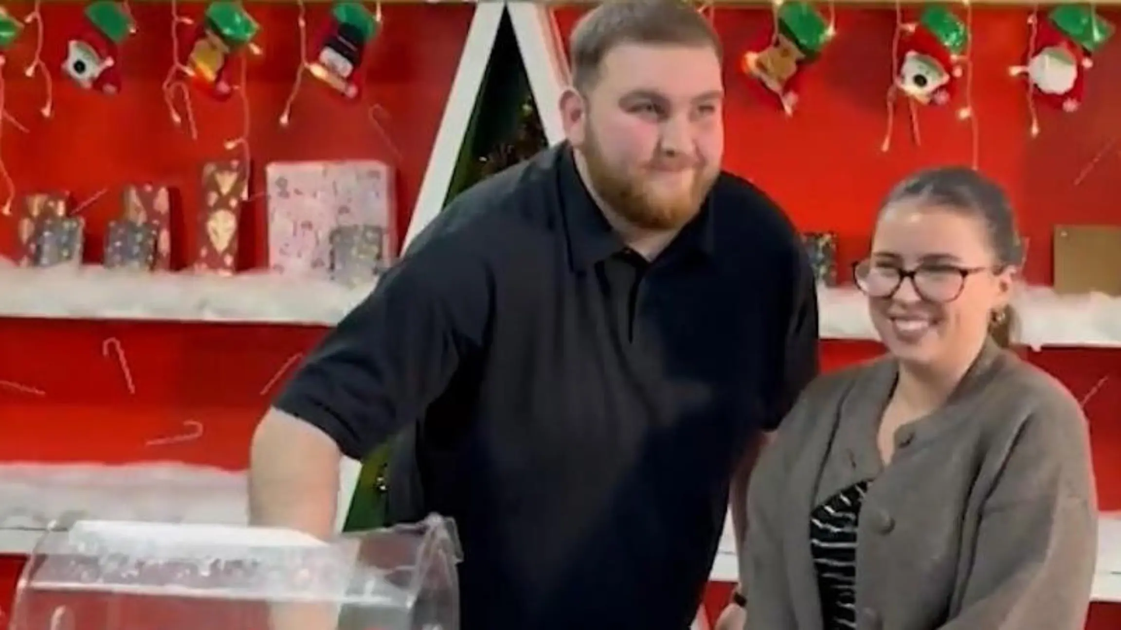Dickes Luxusauto zu Weihnachten! GenZ-Chef macht Mitarbeitern MEGA-Geschenke Im Wert von 100.000 Euro