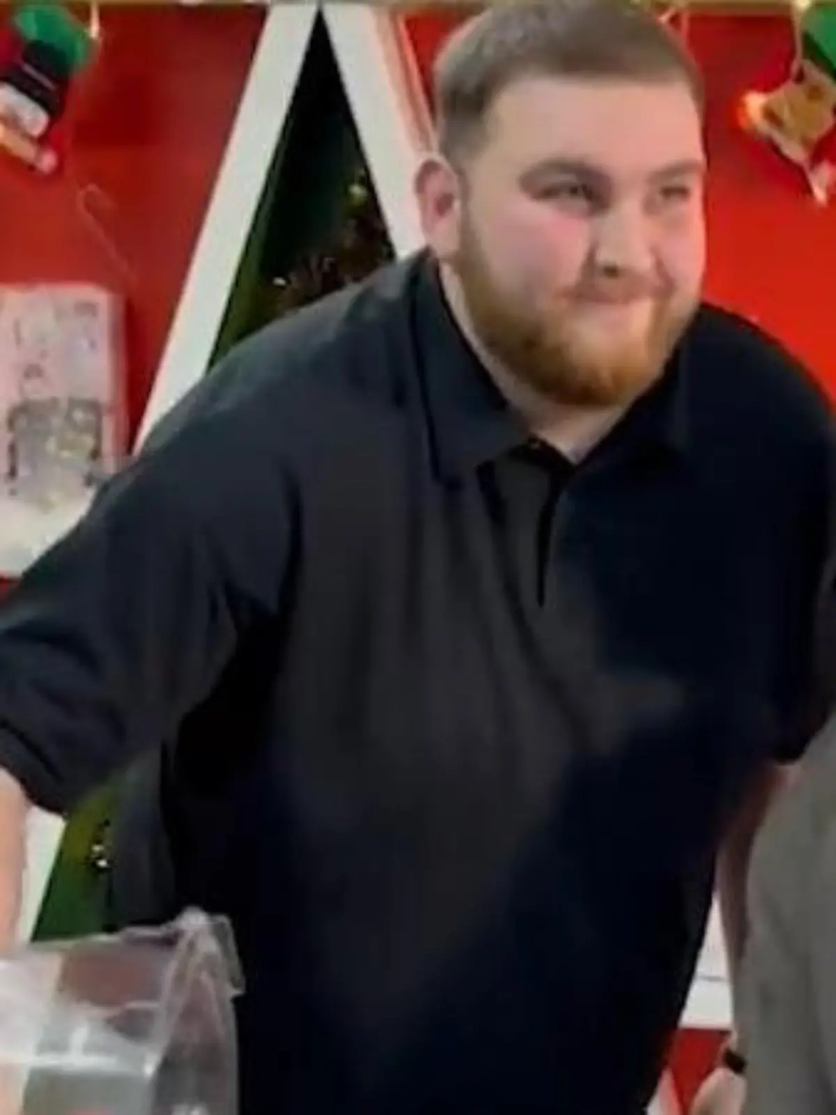 Bild zu: "Dickes Luxusauto zu Weihnachten! GenZ-Chef macht Mitarbeitern MEGA-Geschenke"