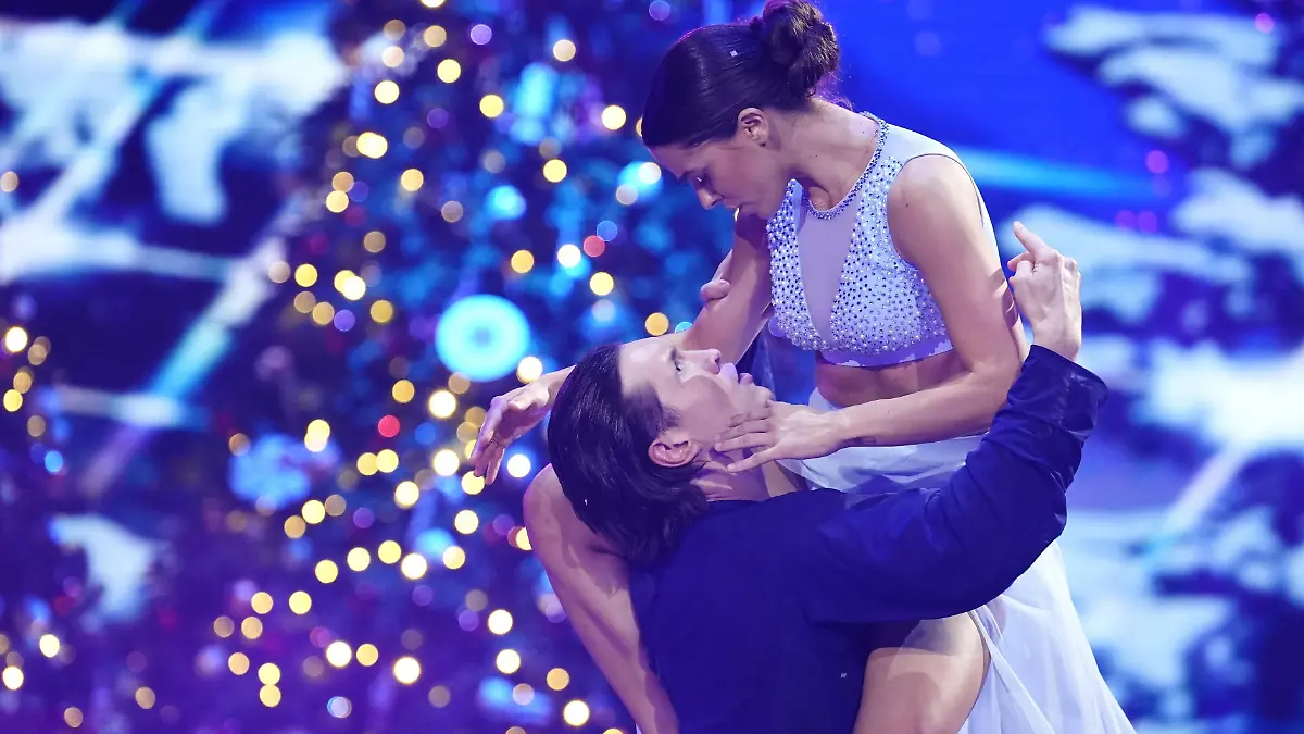 Vanessa Mai und Evgeny Vinokurov tanzen Contemporary zu Where Are You Christmas

+++ Die Verwendung des sendungsbezogenen Materials ist nur mit dem Hinweis und Verlinkung auf RTL+ gestattet. +++