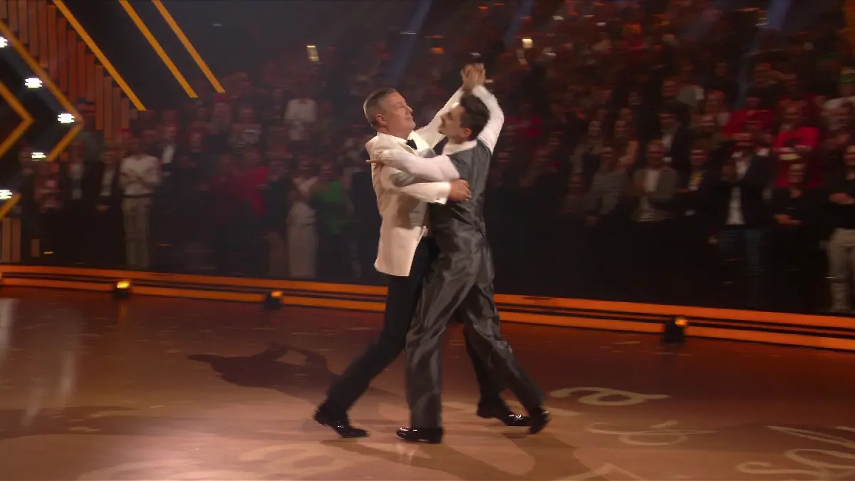 Joachim Llambi und Zsolt Sándor Cseke legen beim Weihnachts-Special einen Wiener Walzer aufs Parkett.