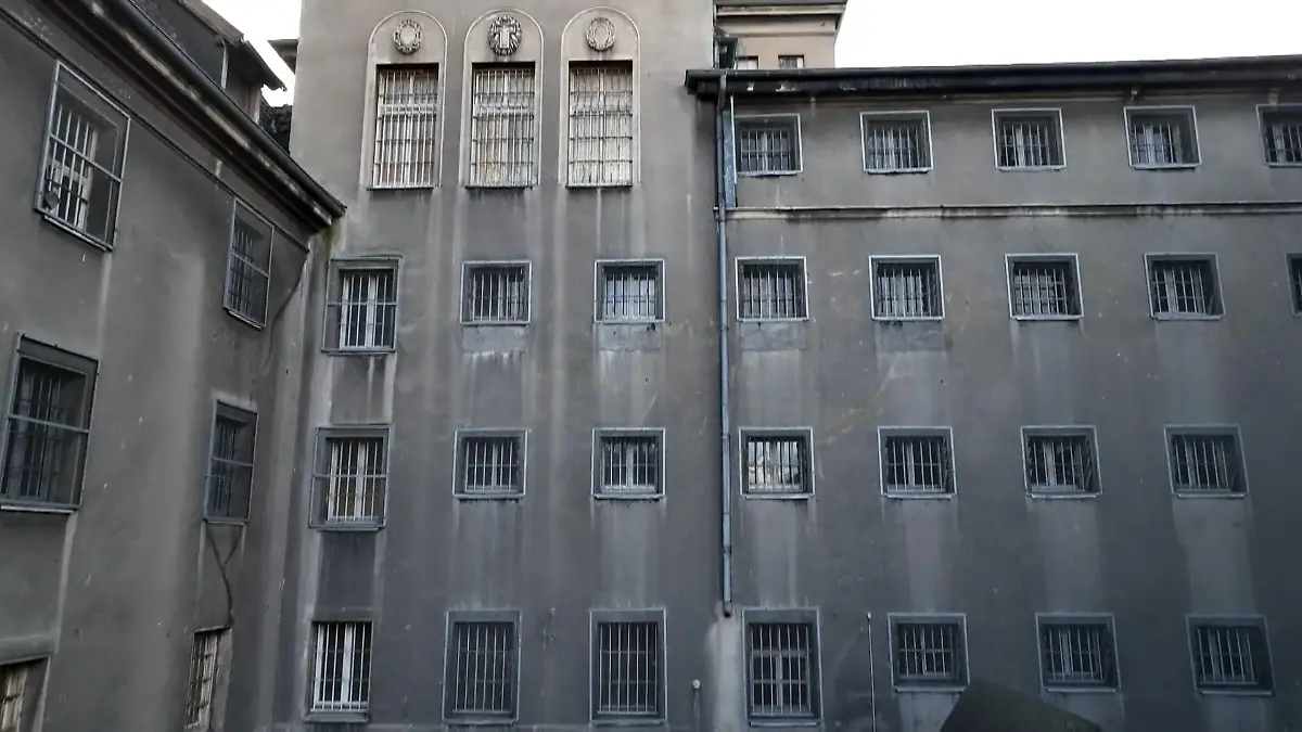 Kumpels kaufen Knast Altes Gefängnis neu verkauft