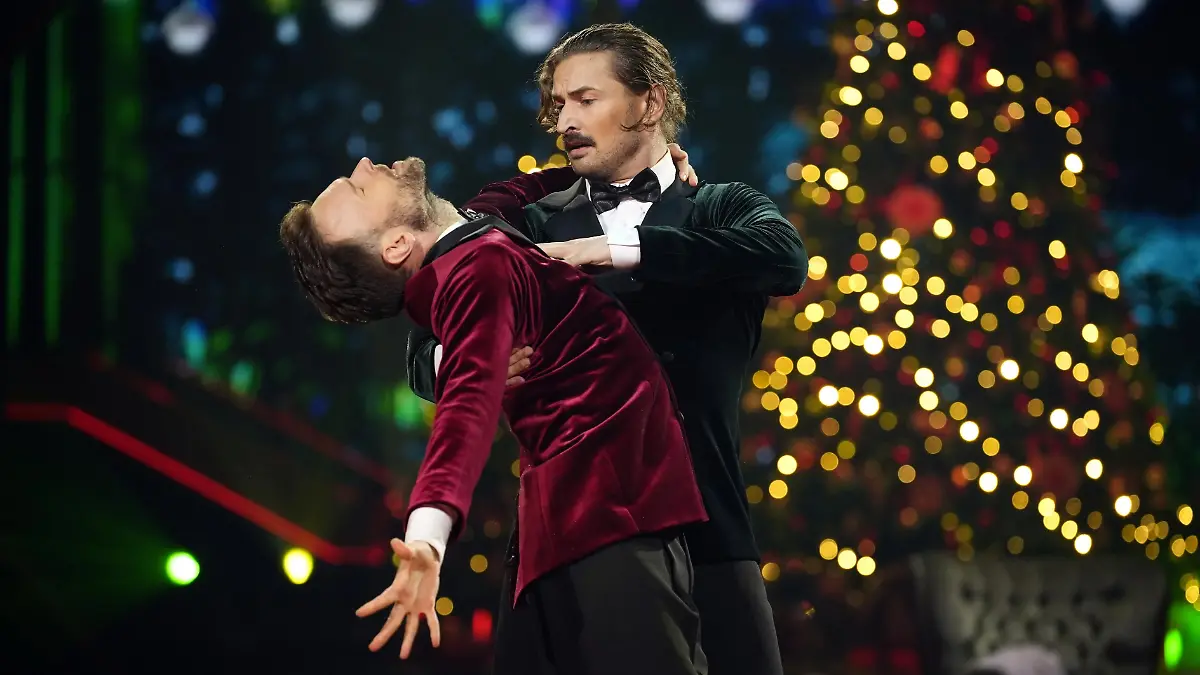 Nicolas Puschmann (r.) und Vadim Garbuzov tanzen Langsamer Walzer zu I´ll Be Home For Christmas