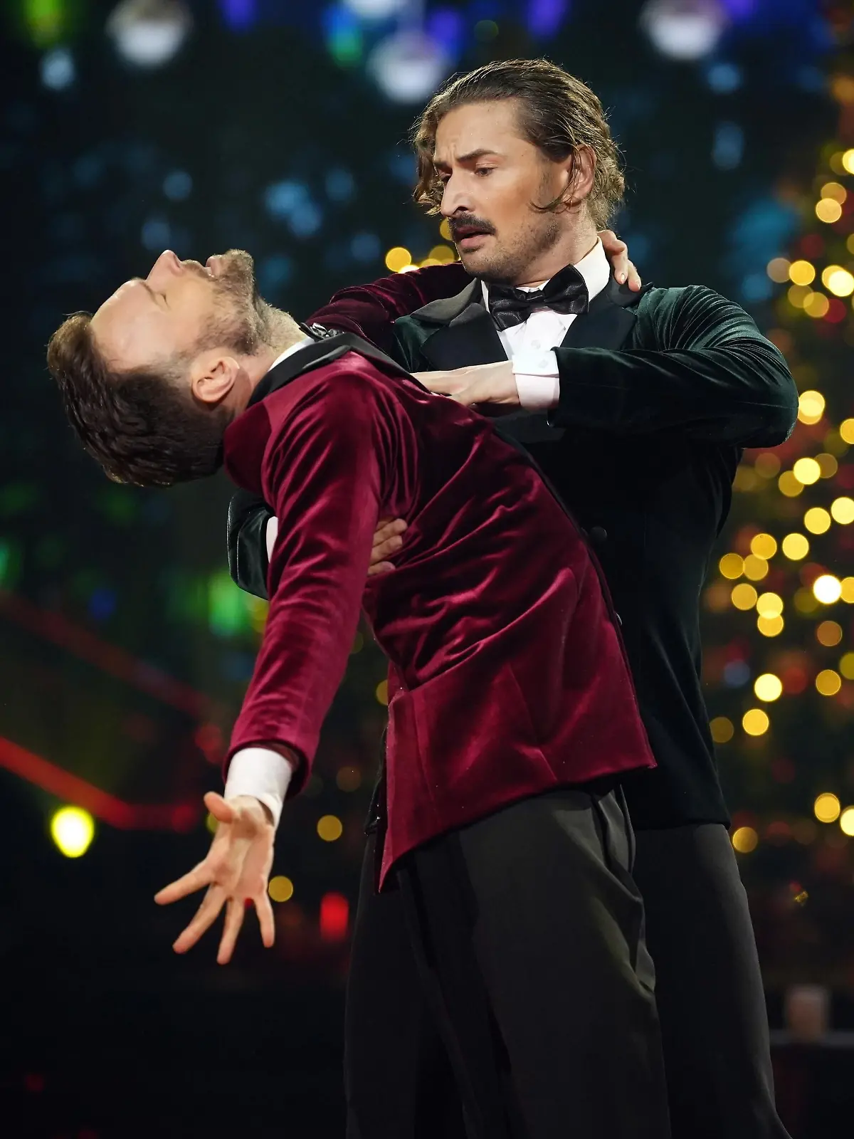 Nicolas Puschmann (r.) und Vadim Garbuzov tanzen Langsamer Walzer zu I´ll Be Home For Christmas