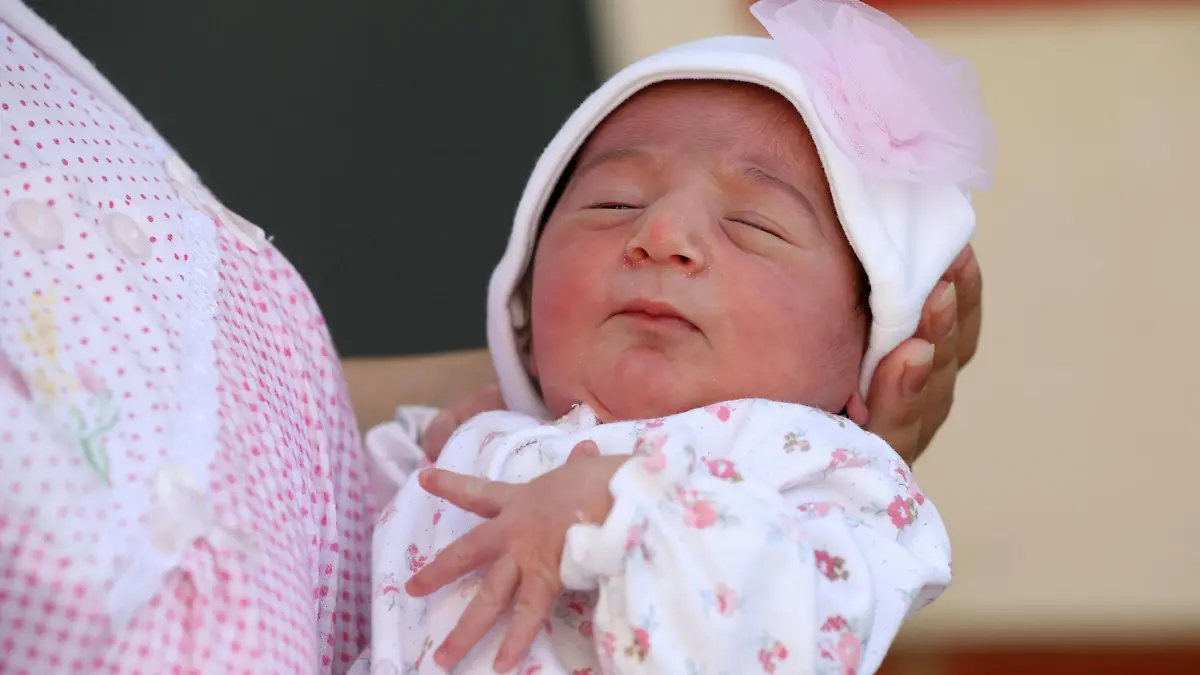 Mit Unterstützung der Sanitäter am Telefon kommt die kleine Bella auf die Welt.