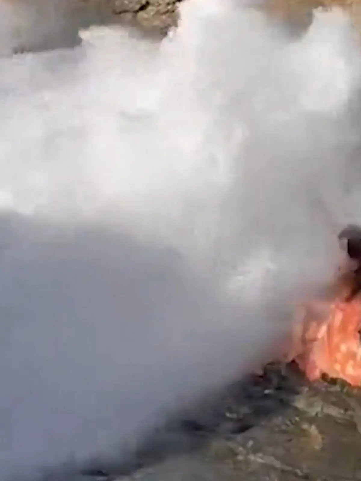 Bild zu: "Touristin an bekanntem Fotospot fast von Welle getötet!"