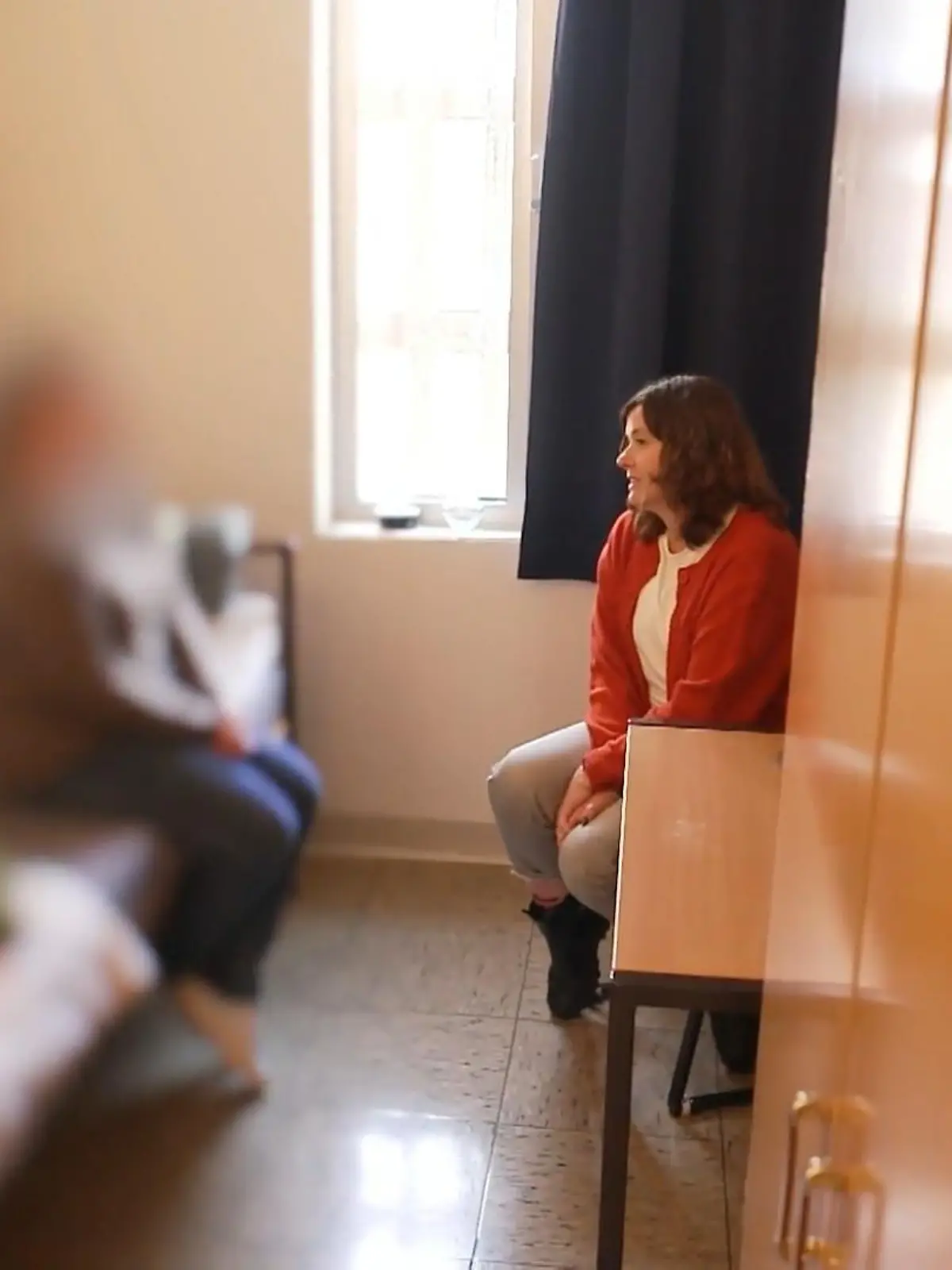 Bild zu: "Begleitung Sozialtherapeutin bei der Arbeit in JVA"