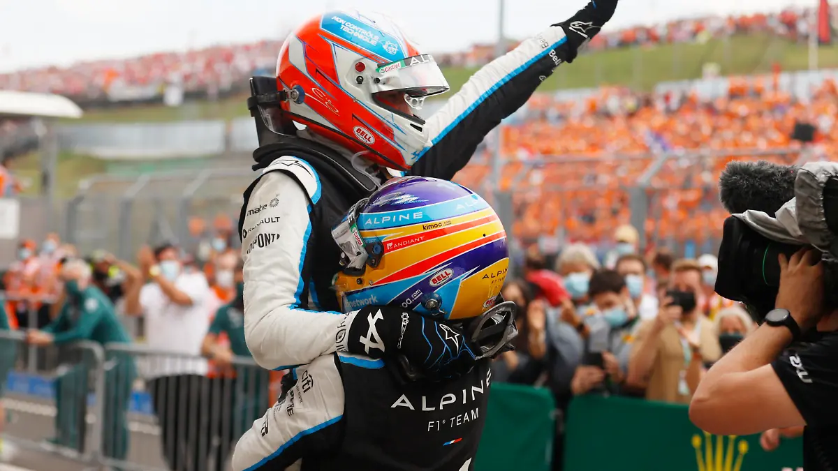 Formula One F1 - Hungarian Grand Prix - Hungaroring, Budapest, Hungary - August 1, 2021 Alpine's Esteban Ocon celebrates with teammate Fernando Alonso after winning the race Pool via REUTERS/Florion Goga