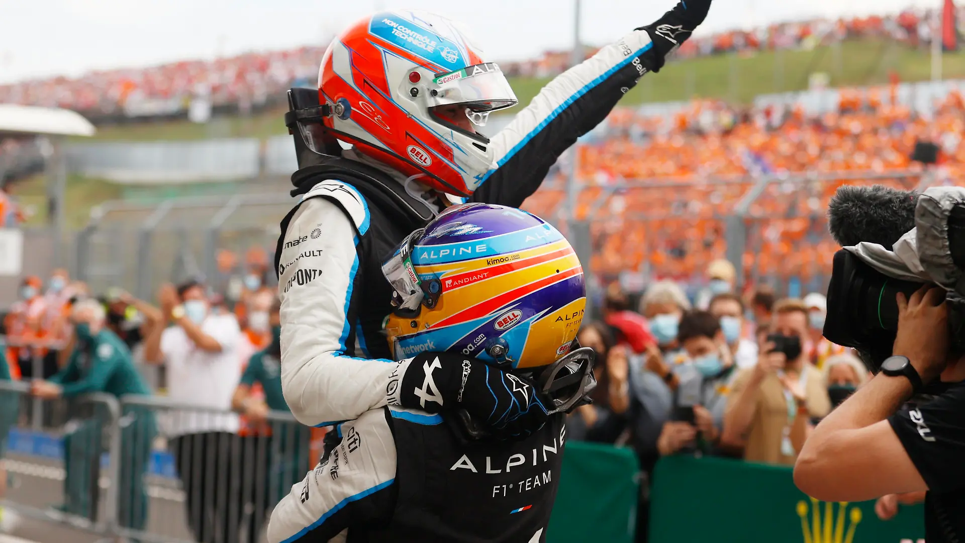 Formula One F1 - Hungarian Grand Prix - Hungaroring, Budapest, Hungary - August 1, 2021 Alpine's Esteban Ocon celebrates with teammate Fernando Alonso after winning the race Pool via REUTERS/Florion Goga