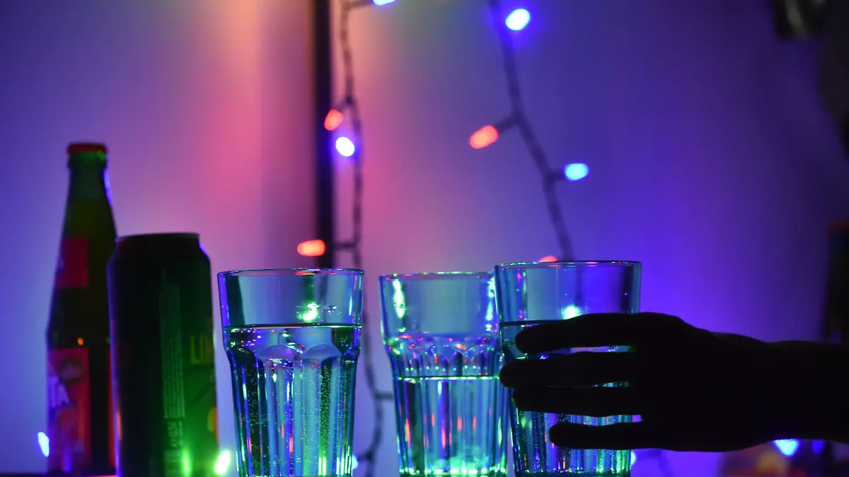 Schon ein kurzer Moment der Unaufmerksamkeit kann dazu führen, dass jemand etwas in den Drink schüttet. (Symbolfoto)