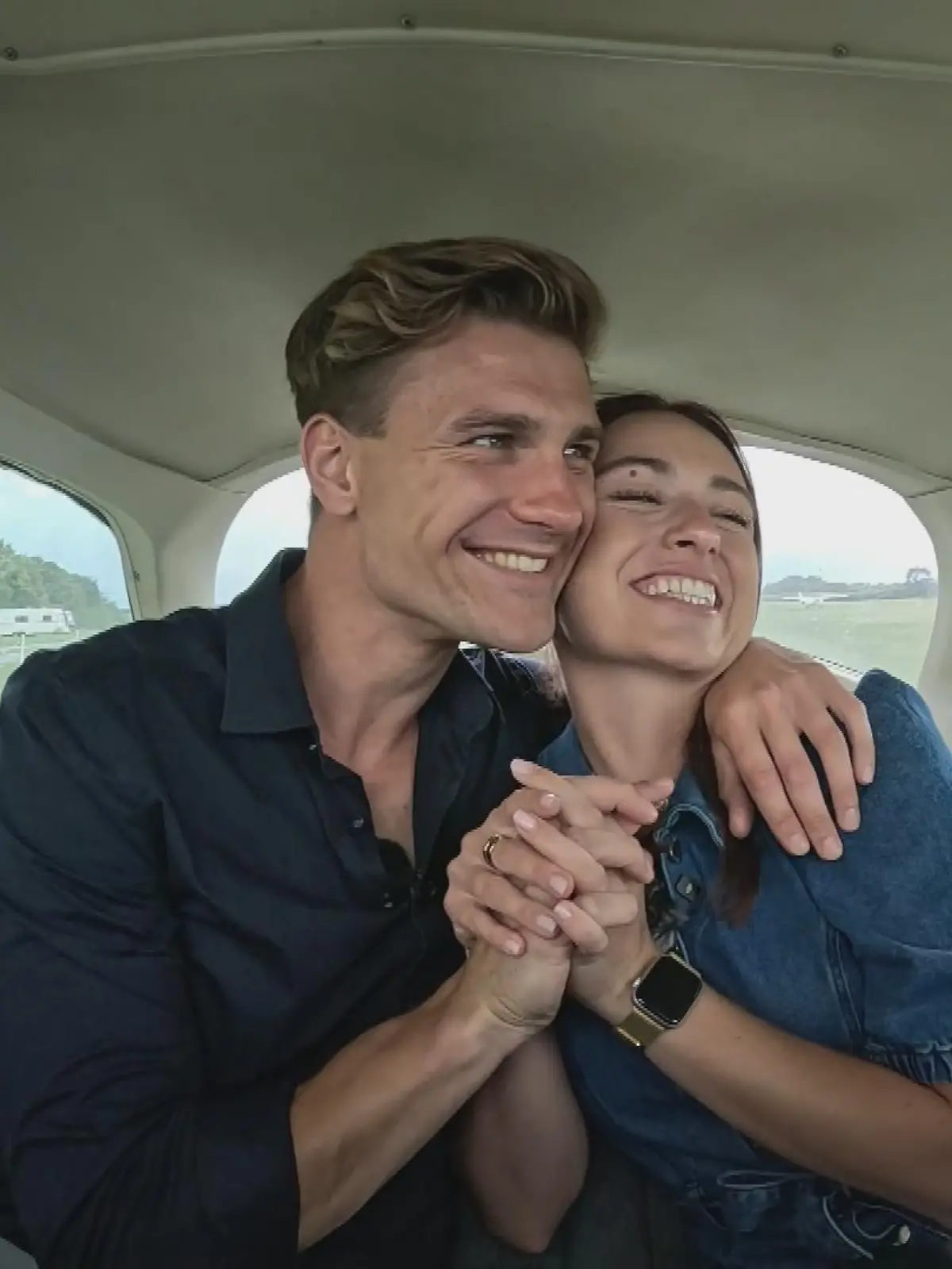 Friedrich überrascht Laura mit einem Rundflug über seine Heimat.