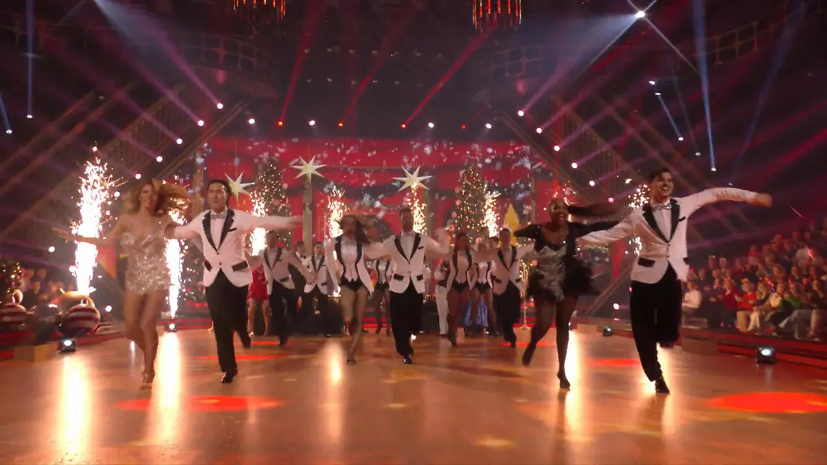 Die Paare bringen den Saal zum strahlen Glanzvoller Auftakt