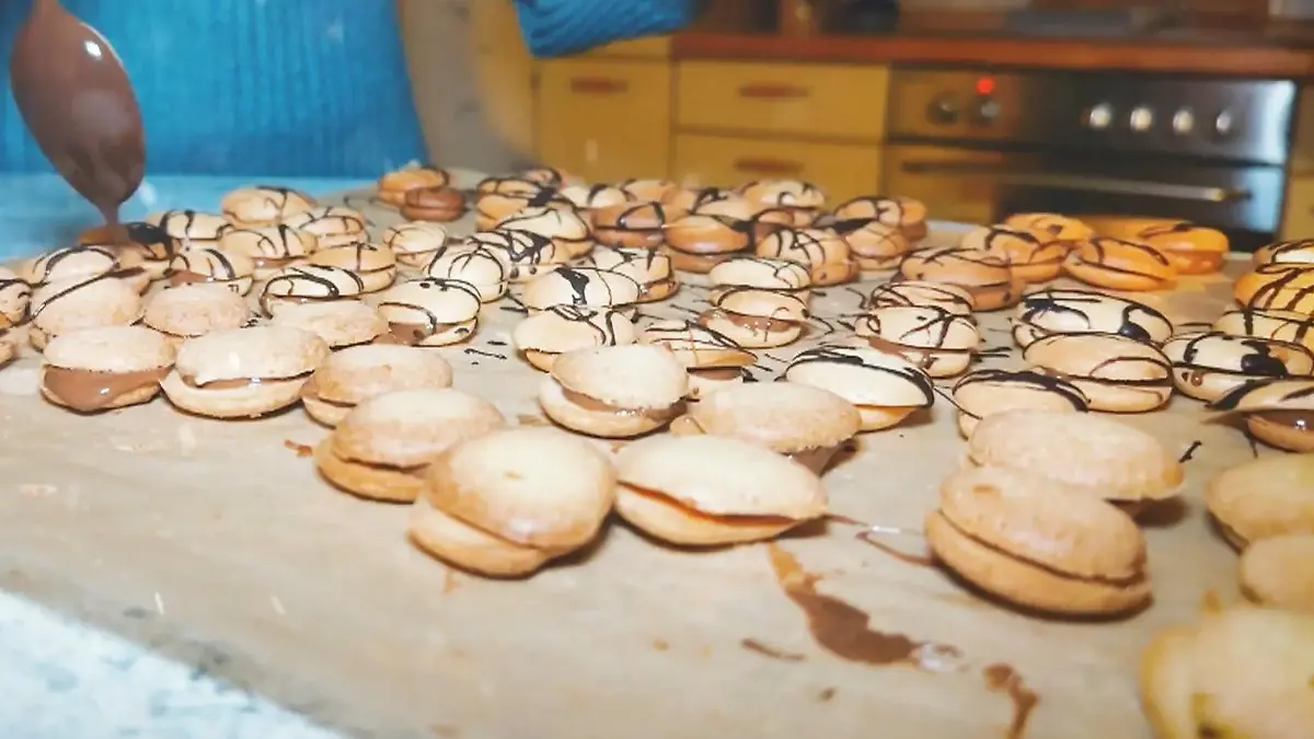 In der Weihnachtsbäckerei! Diese Plätzchen naschen die Promis am liebsten Nur er rührt nichts an