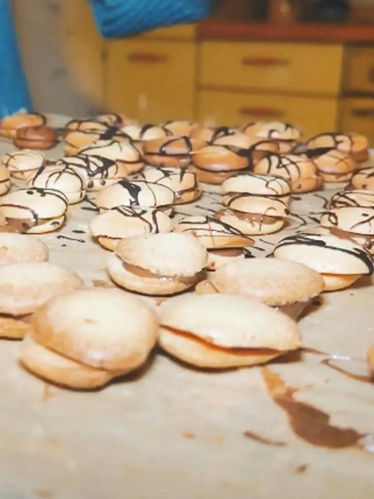 Bild zu: "In der Weihnachtsbäckerei! Diese Plätzchen naschen die Promis am liebsten"