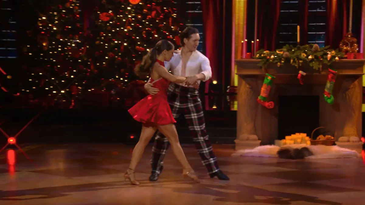 Vanessa und Evgeny tanzen Cha-Cha-Cha Heißer Tanz, kalte Jahreszeit