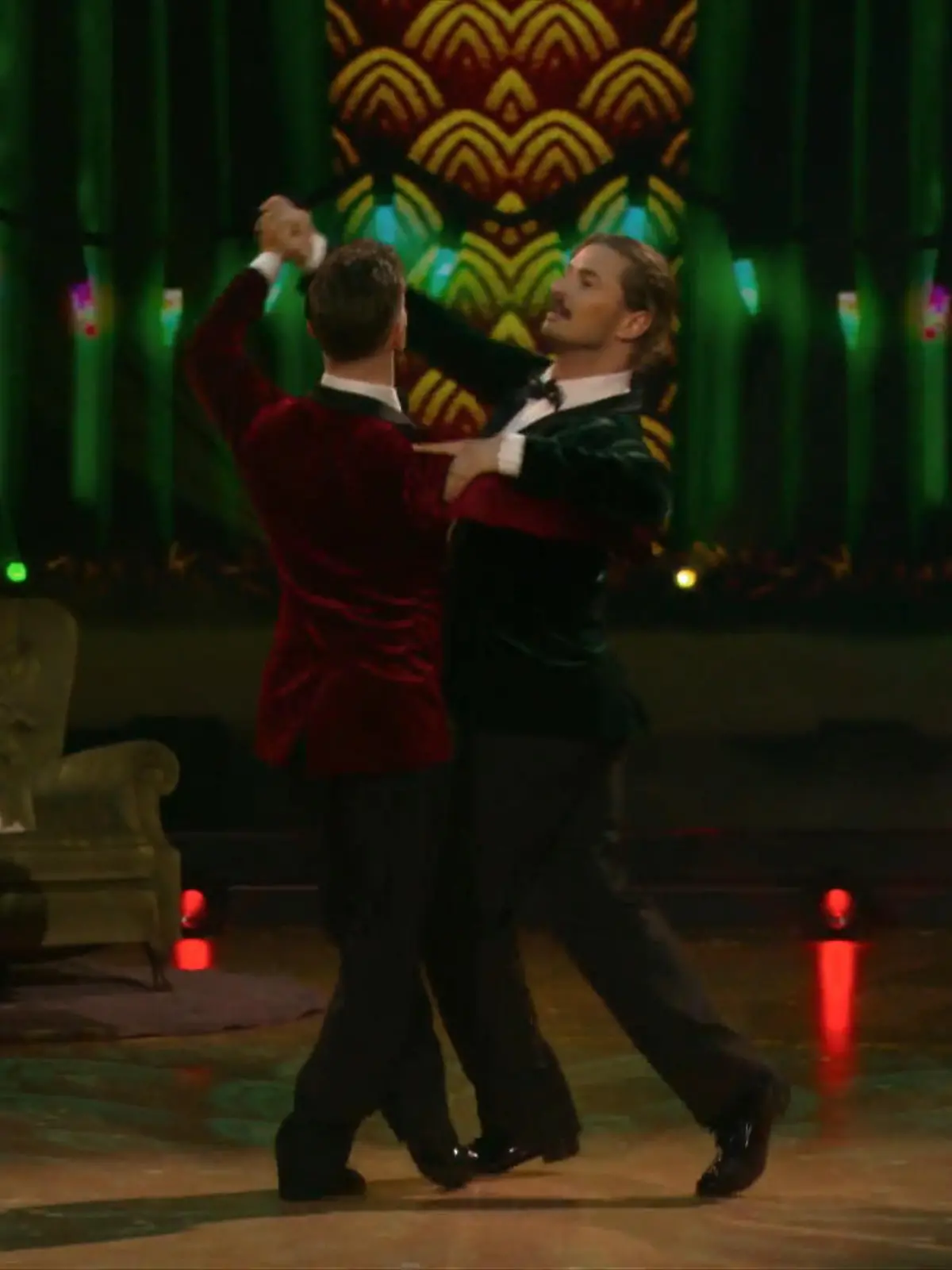 Bild zu: "Nicolas und Vadim tanzen den langsamen Walzer"