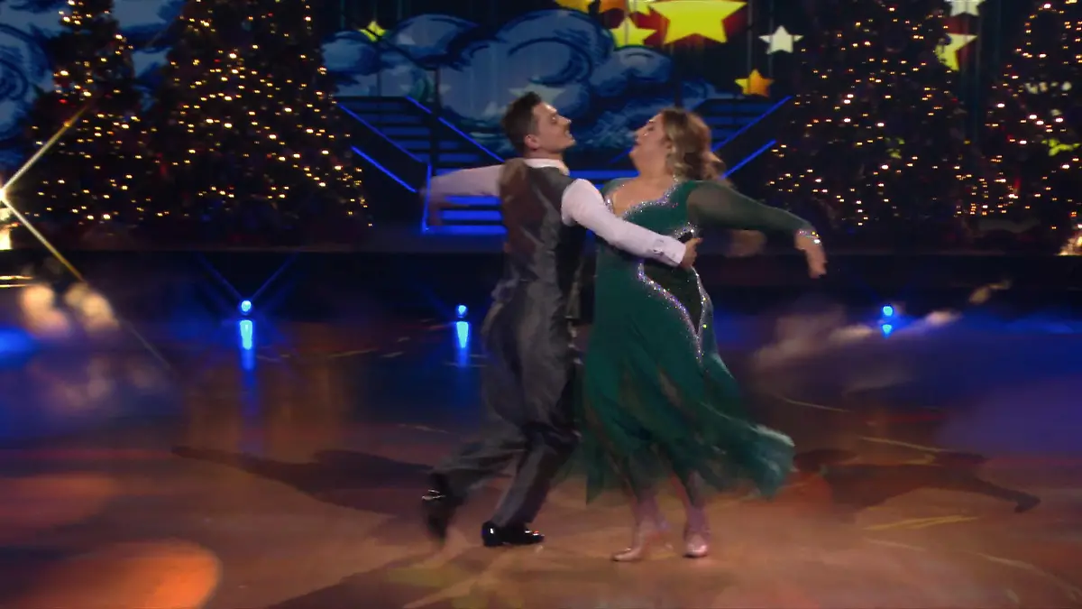 Selfiesandra und Zsolt tanzen den Wiener Walzer Weihnachtsmagie im Dreivierteltakt