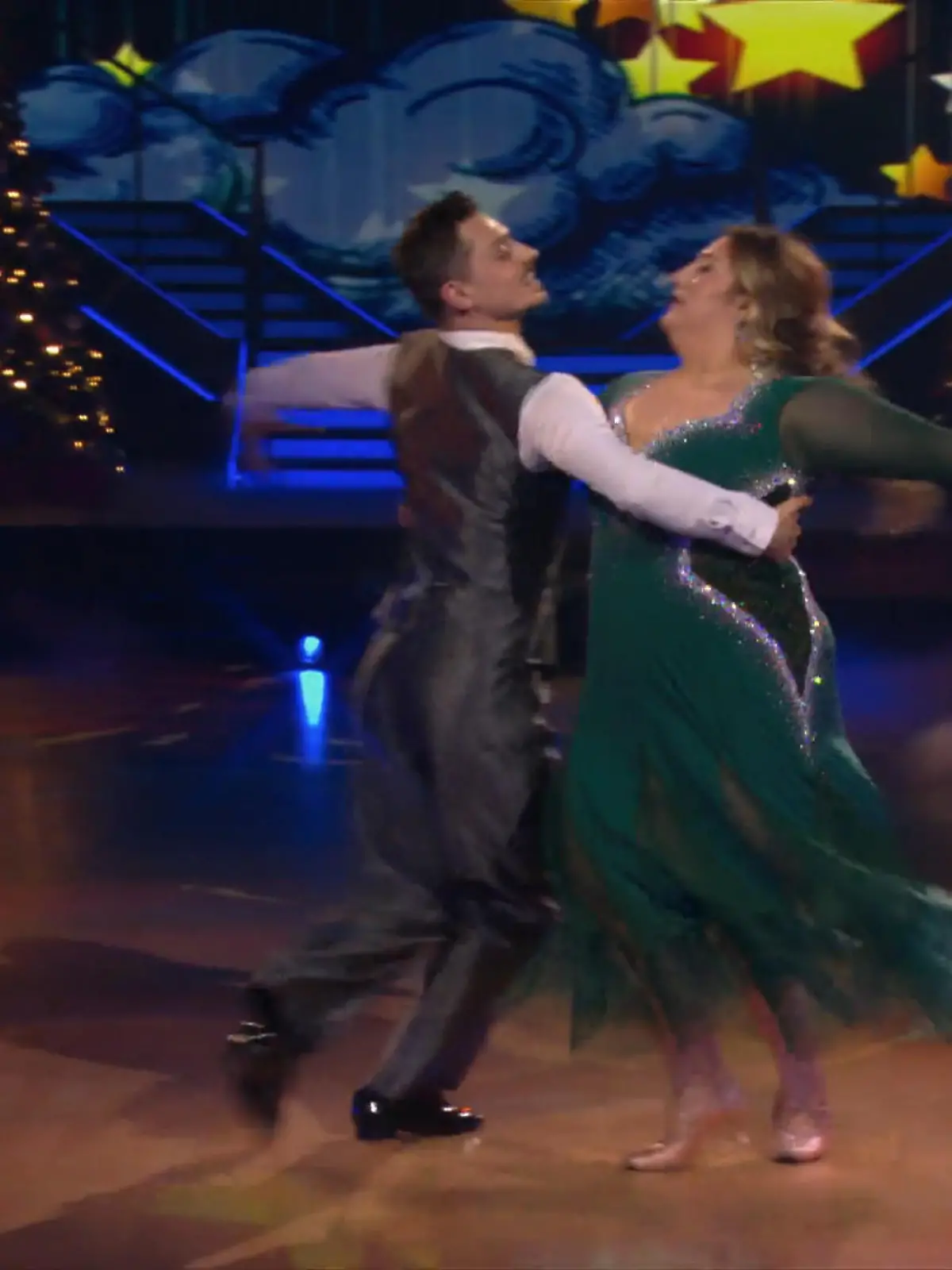 Bild zu: "Selfiesandra und Zsolt tanzen den Wiener Walzer"