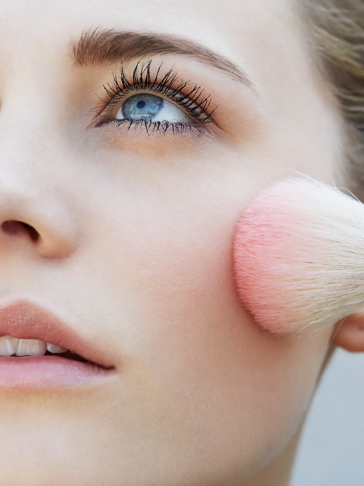 Blush, Glitzer und Burgundy: 2026 wird Make-up wieder mutiger – und deutlich entspannter.