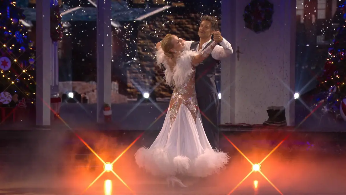 Wayne und Isabel tanzen den Slowfox Zweiter Tanz, neue Eleganz