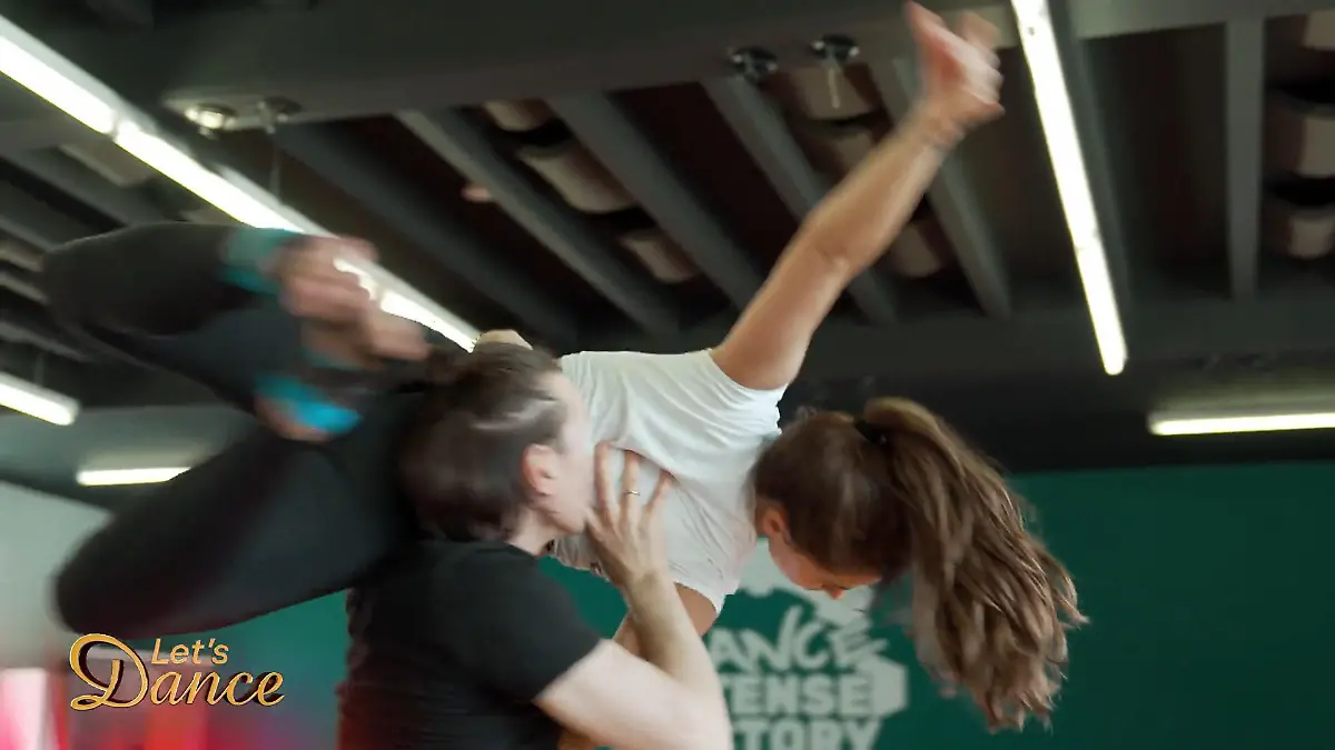 Vanessa und Evgeny kämpfen im Contemporary-Training Emotionen im Körper