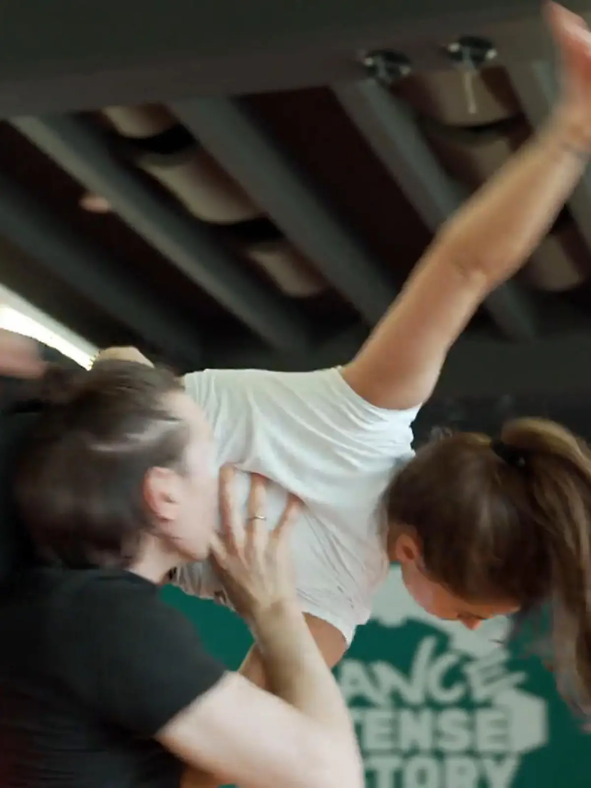 Bild zu: "Vanessa und Evgeny kämpfen im Contemporary-Training"