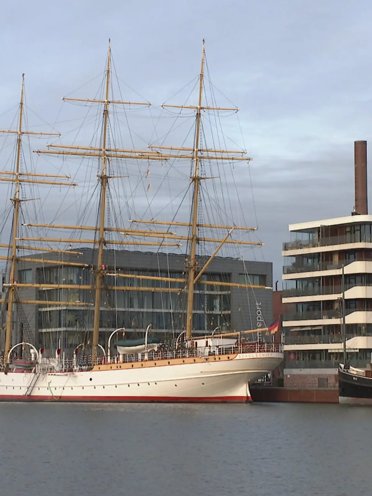 Bild zu: "Ein Schiff vor der Haustür! Eigentümer wehren sich vor Gericht"