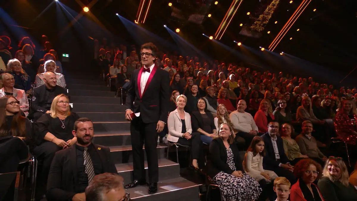 Daniel checkt, wie textsicher das Publikum wirklich ist Wer kann die zweite Strophe?