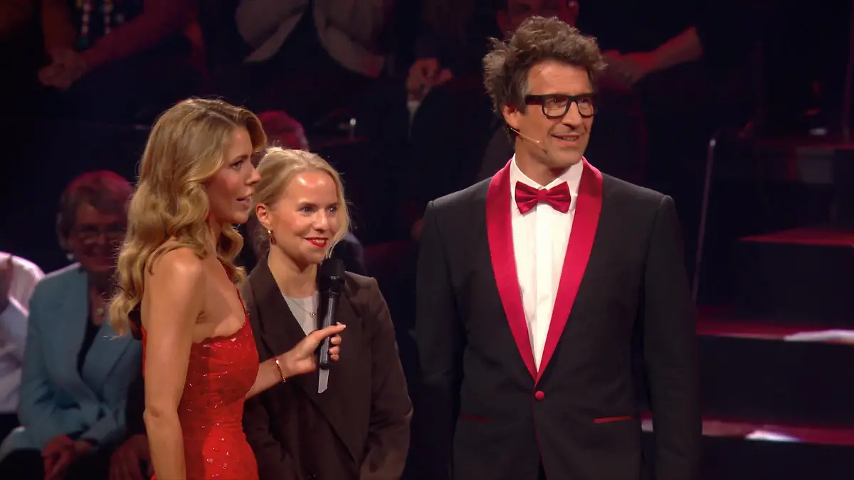 Zuschauerin Charlotte holt die Umschläge – jetzt zählt jede Stimme Moment der Entscheidung