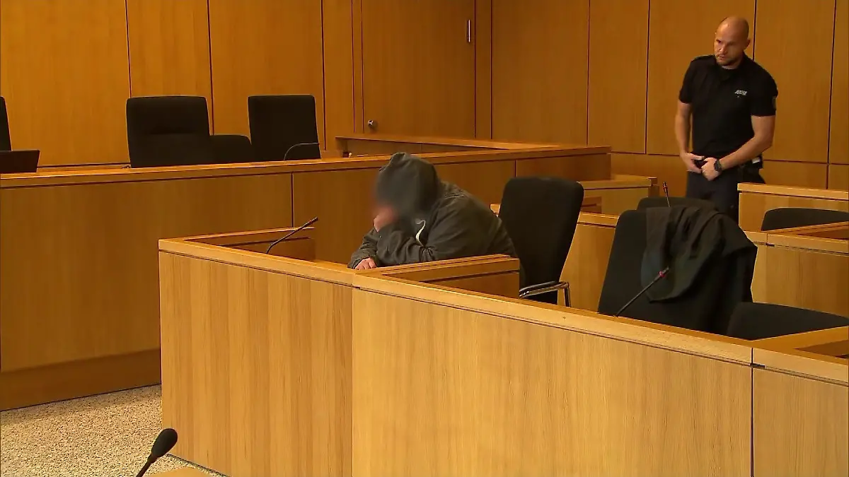 „Als der Angeklagte heute in den Gerichtssaal geführt wird und die Kameras entdeckt, sagt er leise: „Ach du Scheiße!“ Dann zieht er sich die Kapuze über das Gesicht. Es wirkt, als würde er sich schämen”, erzählte unsere RTL-Reporterin nach dem Prozessauftakt im November.