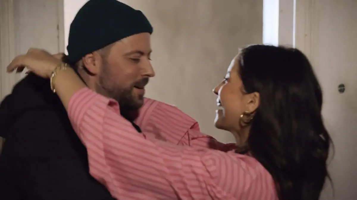 Laura und John sind happy, dass sie sich wieder haben. 