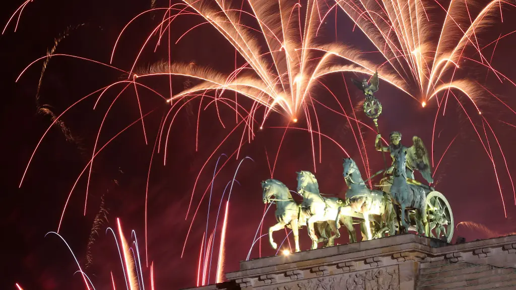 F-nf-Kleidungsst-cke-die-jedes-Outfit-Silvester-tauglich-machen