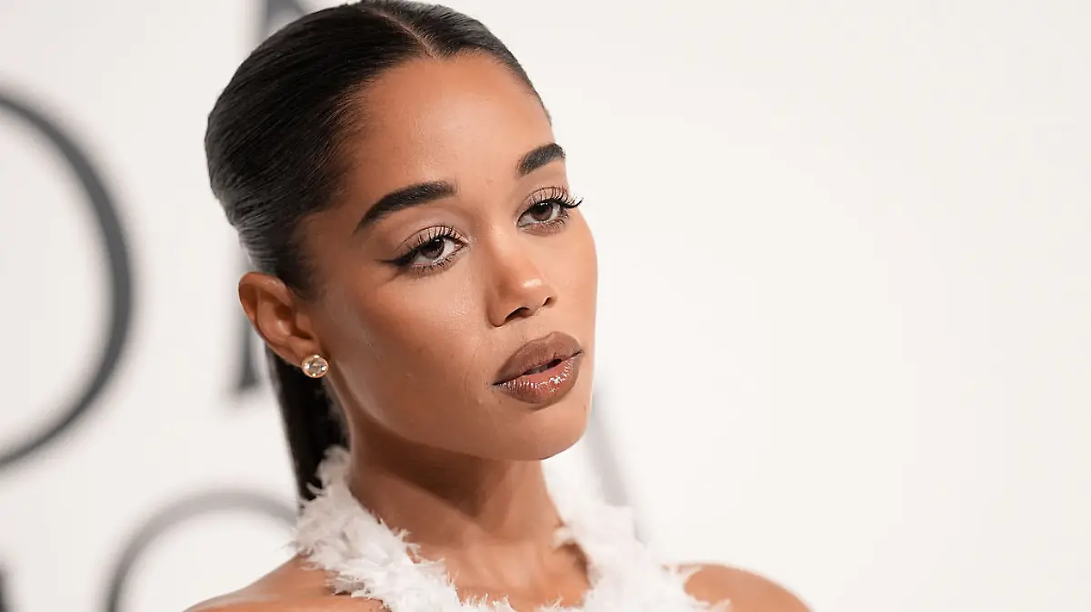 Frau auf Laufsteg mit Lipgloss drauf