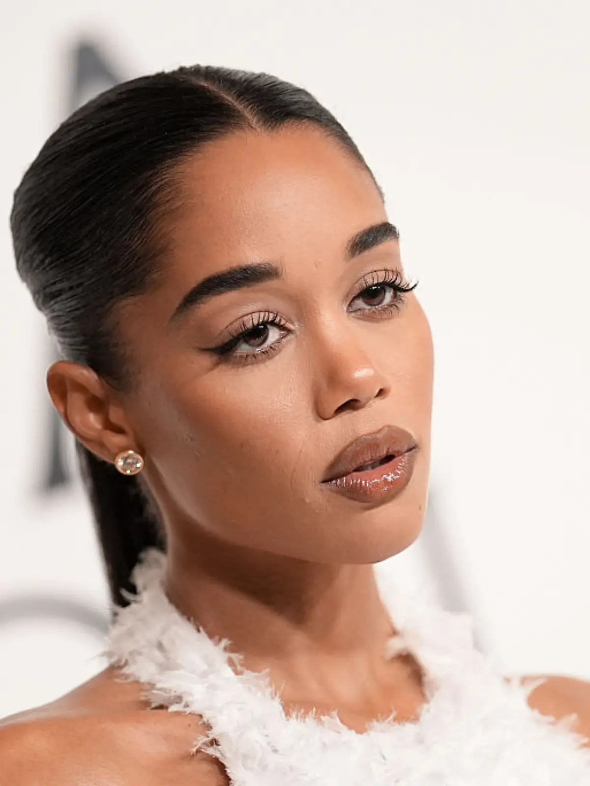 Frau auf Laufsteg mit Lipgloss drauf