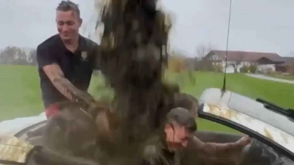 Dusche mit Gülle! Bauern wollen mit Ekel-Aktion DAS erreichen Cabrio mit Kuhkacke geflutet