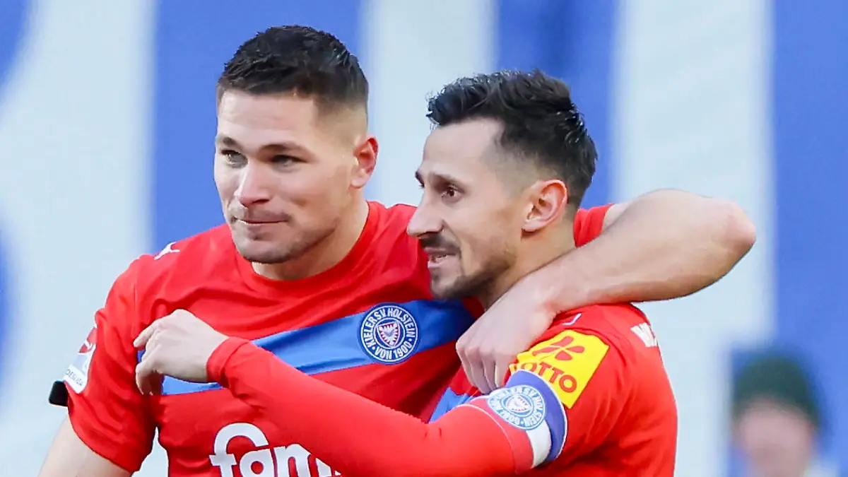 Trifft Steven Skrzybski (r.) wieder für die Störche? Das Topspiel der 2. Bundesliga Holstein Kiel gegen Dynamo Dresden seht ihr bei NITRO im Free-TV oder auf RTL+ online im Livestream