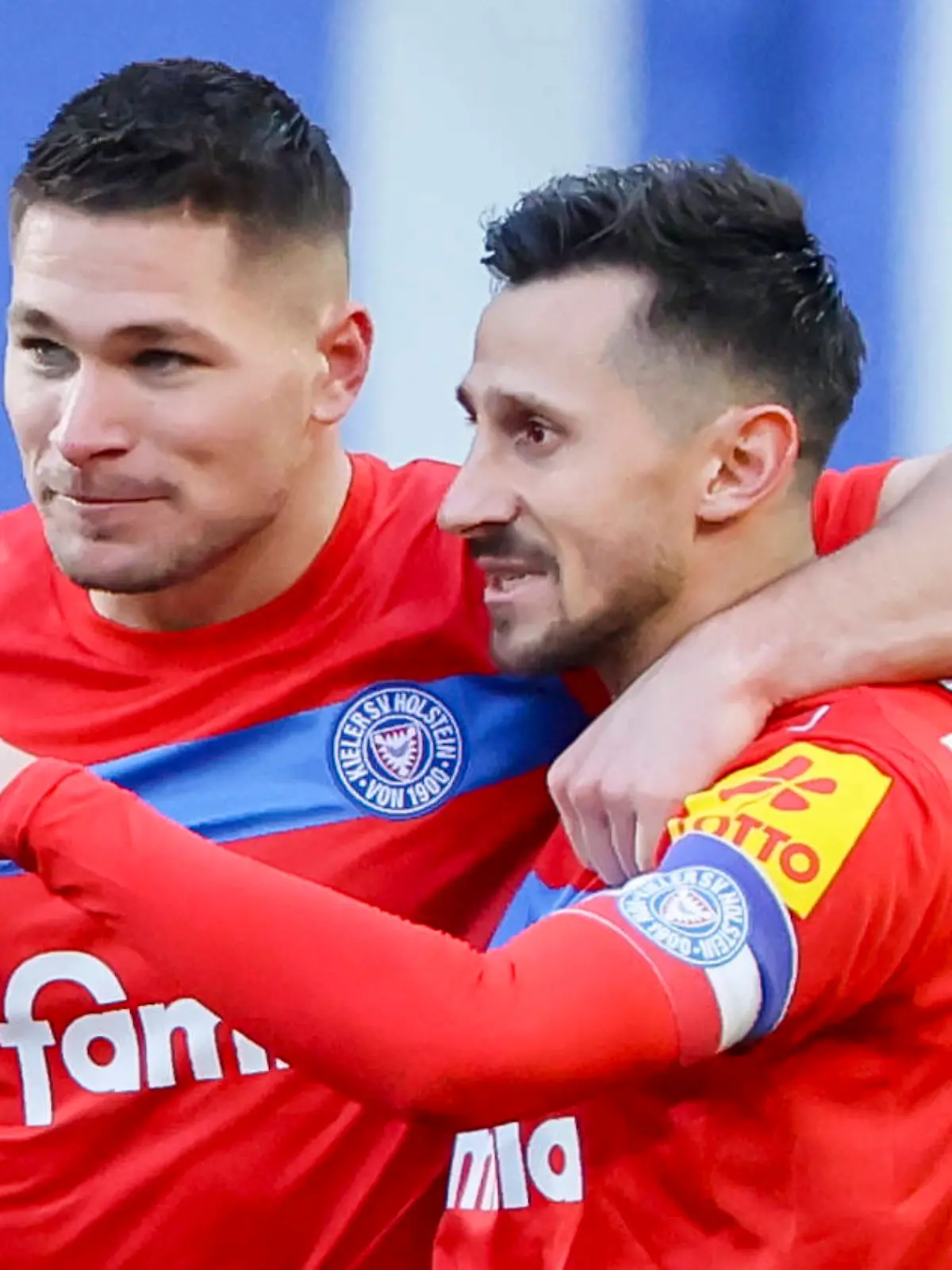 Trifft Steven Skrzybski (r.) wieder für die Störche? Das Topspiel der 2. Bundesliga Holstein Kiel gegen Dynamo Dresden seht ihr bei NITRO im Free-TV oder auf RTL+ online im Livestream