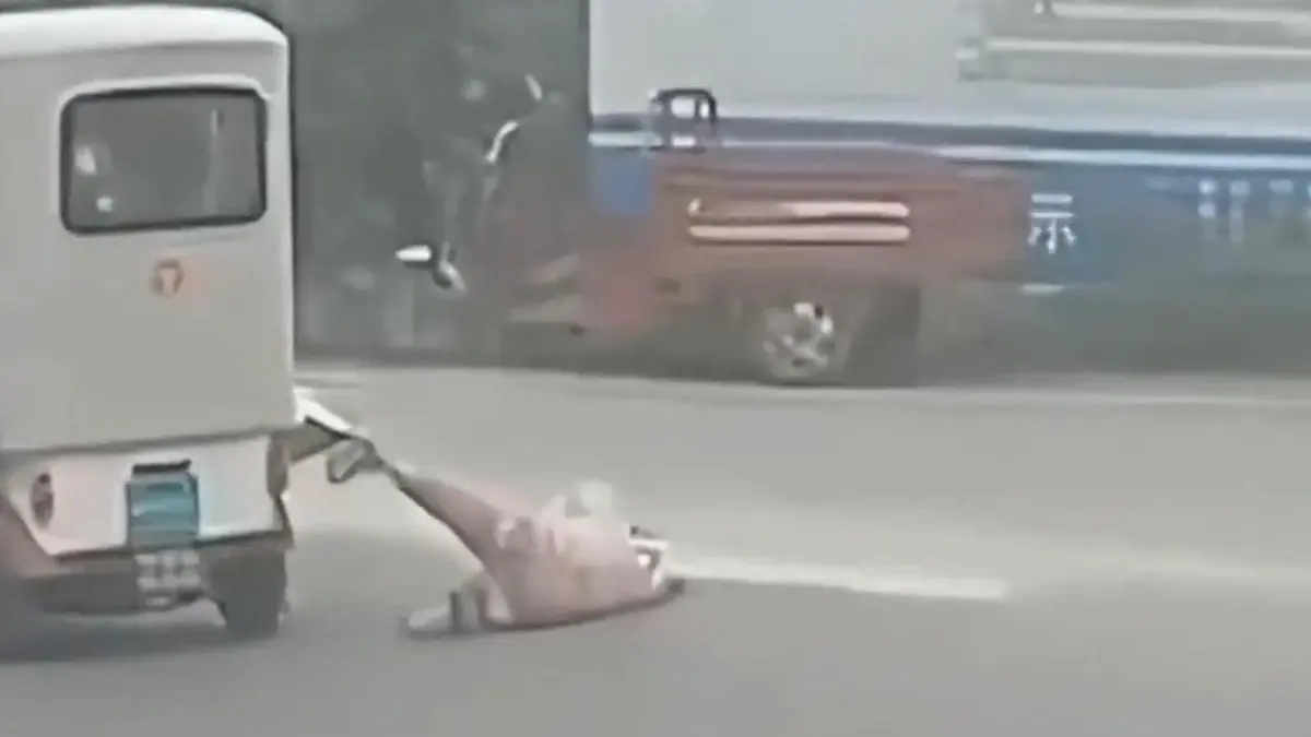 Eltern bemerken nichts! Kind fällt aus Fahrzeug – Busfahrer wird zum Helden Verfolgungsjagd mit Überholmanöver