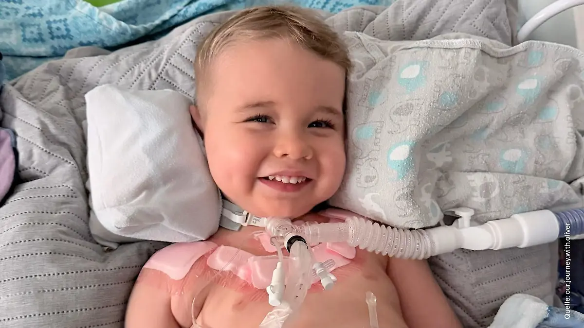 Endlich ohne Halskrause! Olli (2) kann Kopf eigenständig halten Familie voller Hoffnung