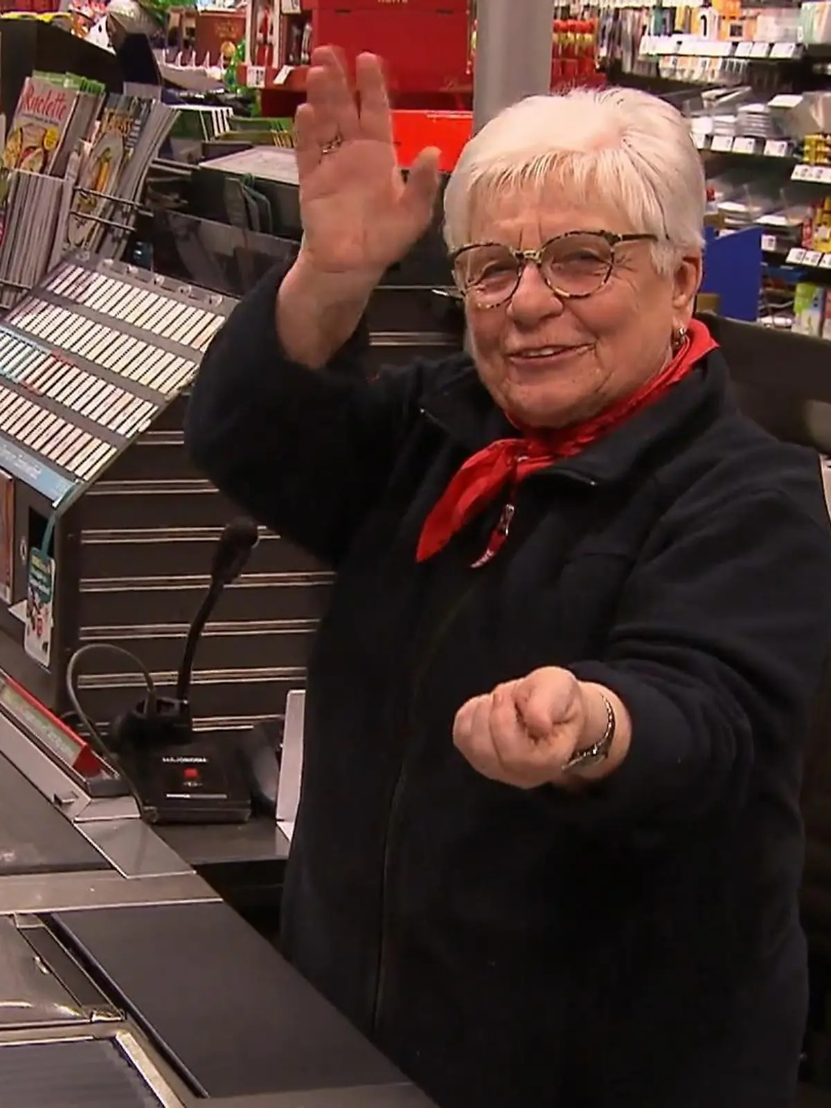 Bild zu: "Sie ist die beliebteste Kassiererin Deutschlands – jetzt geht Ulrike (77) in Rente"