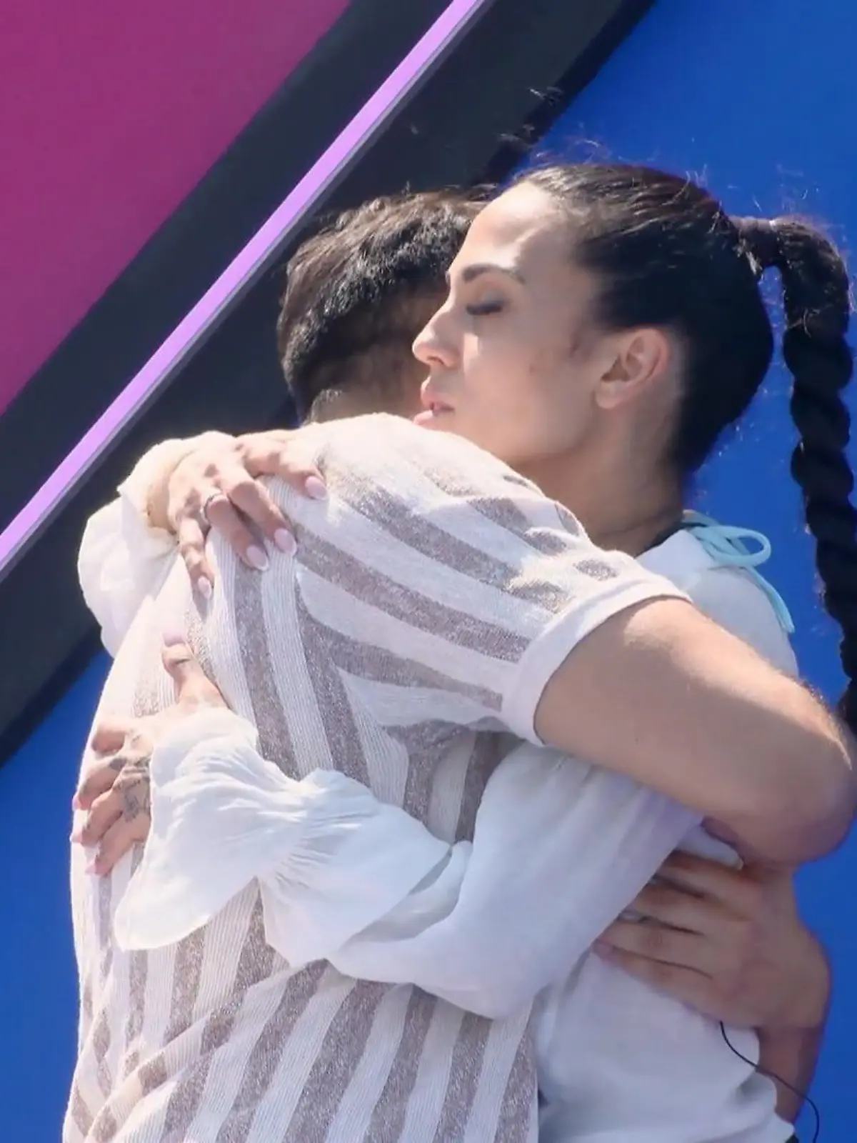 Bild zu: "„Make Love, Fake Love”-Single-Lady Elena Miras völlig hin und weg – doch dann platzt die Bombe"