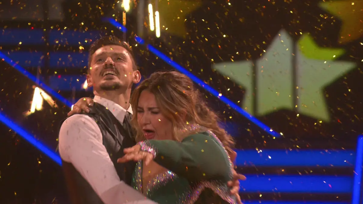 „Atemberaubendes” Tanzende! Selfiesandra verschluckt sich am Konfetti „Let’s Dance“-Weihnachtsshow