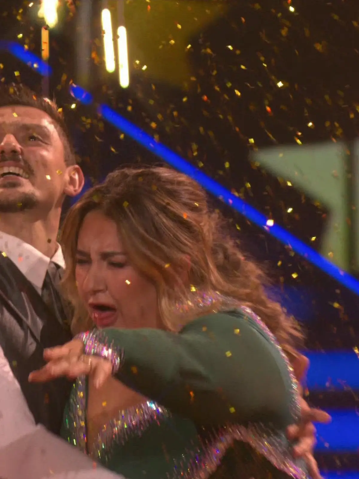 Bild zu: "„Atemberaubendes” Tanzende! Selfiesandra verschluckt sich am Konfetti"