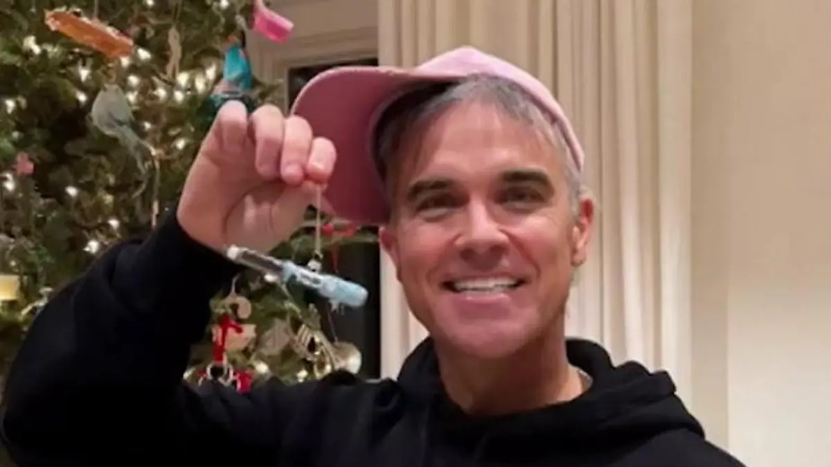 Spritzige Weihnachten! Robbie Williams und seine Frau haben ganz besonderen Baumschmuck Na schau mal, was da hängt!