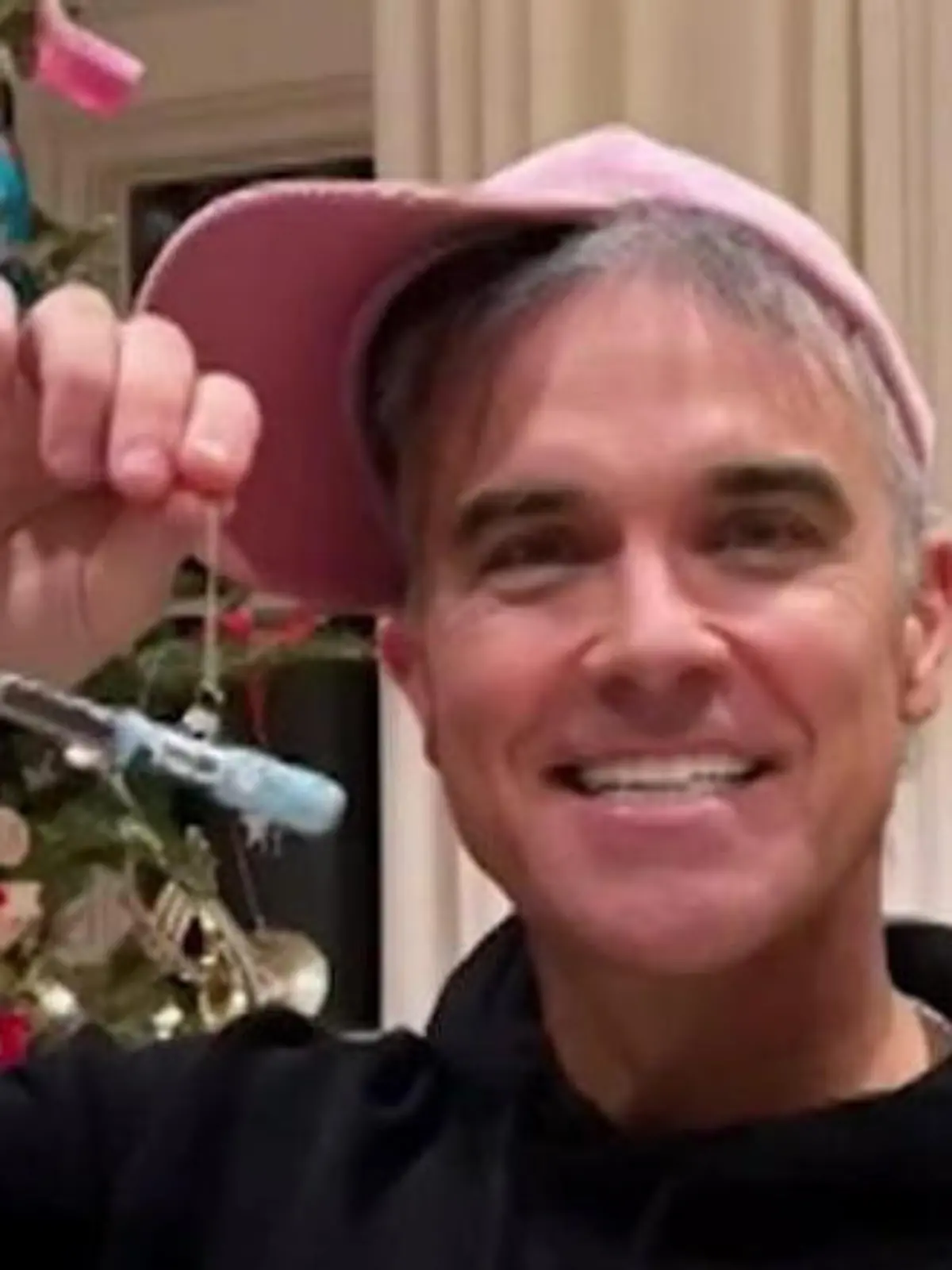 Bild zu: "Spritzige Weihnachten! Robbie Williams und seine Frau haben ganz besonderen Baumschmuck"