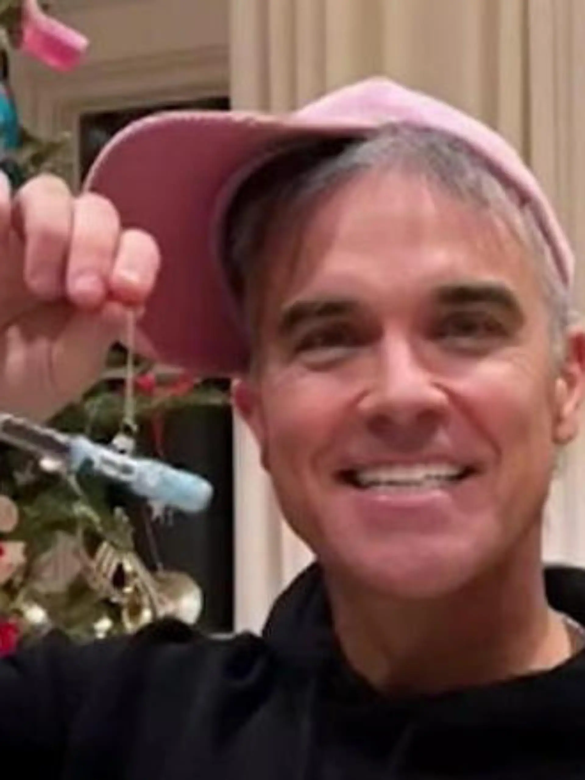 Bild zu: "Spritzige Weihnachten! Robbie Williams und seine Frau haben ganz besonderen Baumschmuck"