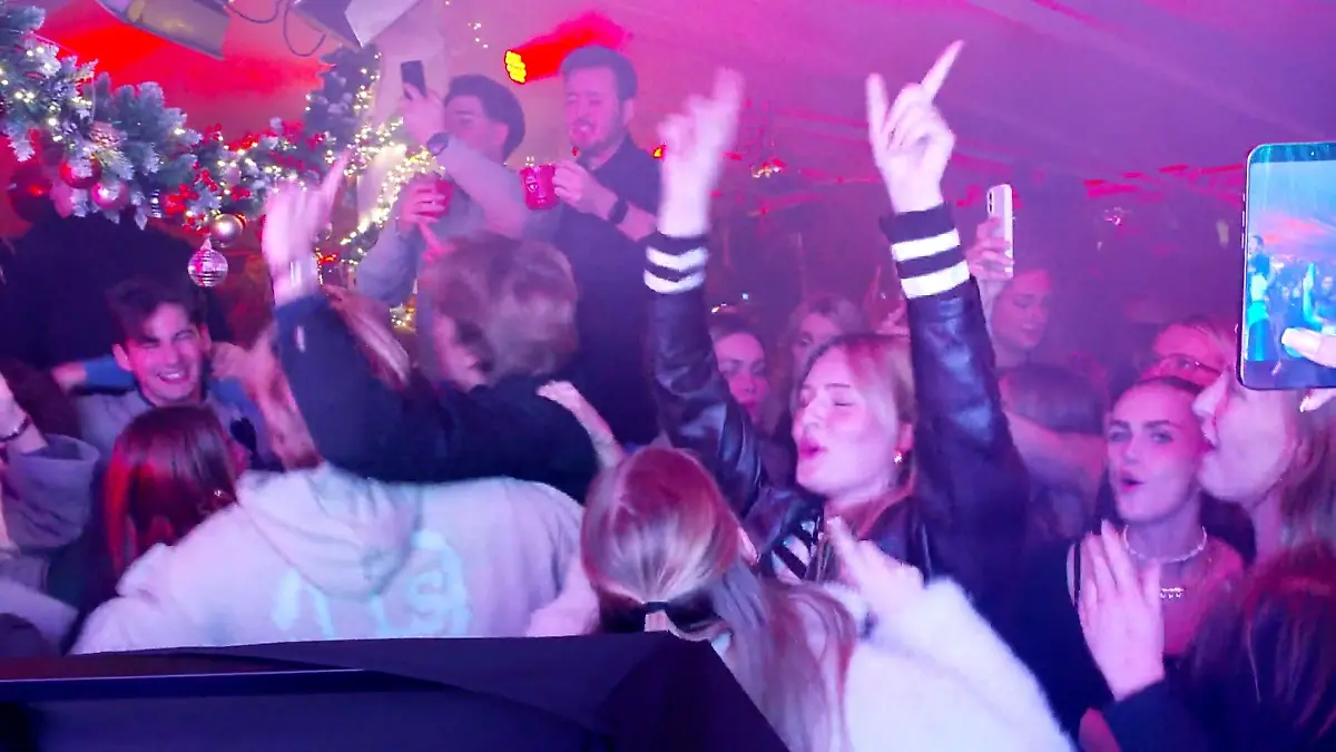 -Gl-h-dich-Gl-cklich-Partyreihe-erobert-D-sseldorf