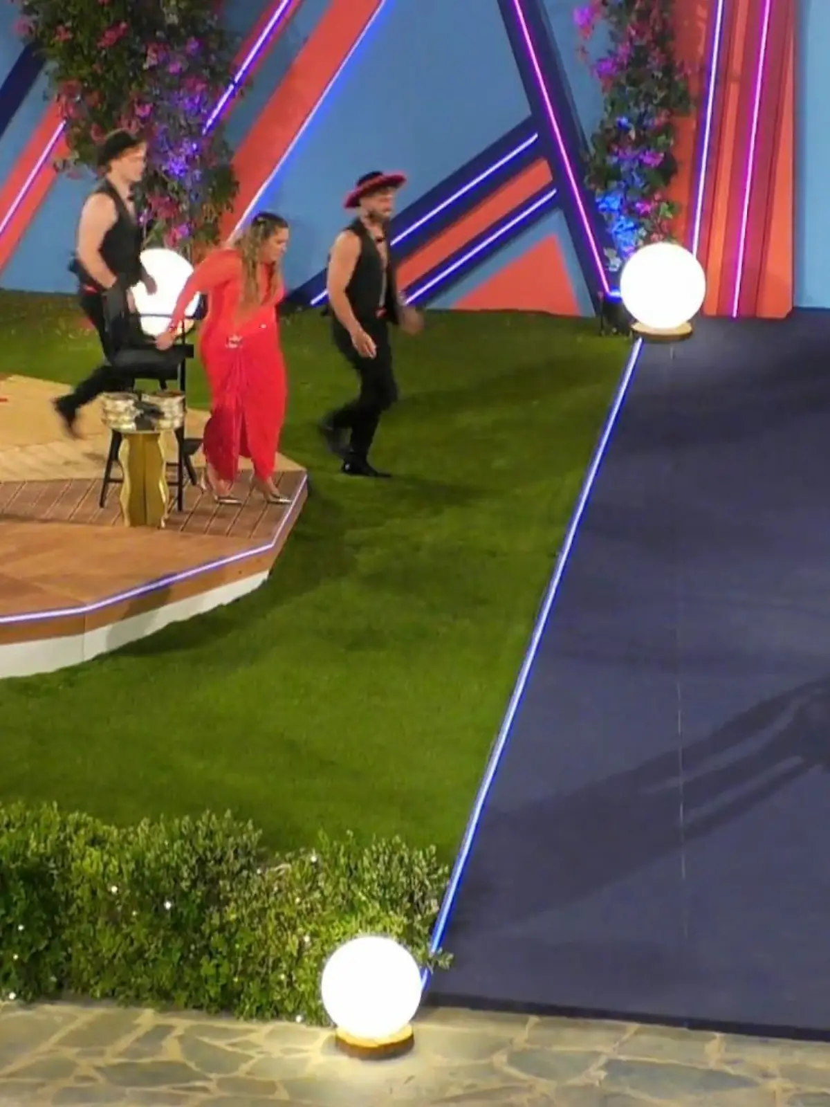 Bild zu: "Elena Miras stürzt beim Salsa-Date"