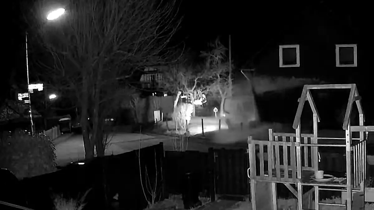 Mega-Crash! Betrunkener Fahrer reißt mit Transporter ganze Hauswand ein Dann flieht er