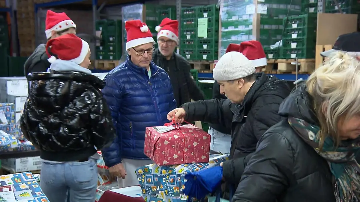 Tafel verteilt Geschenke in Bochum Fest vor dem Fest