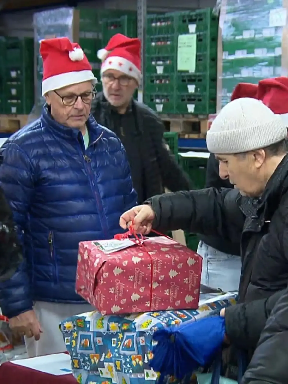 Bild zu: "Tafel verteilt Geschenke in Bochum"